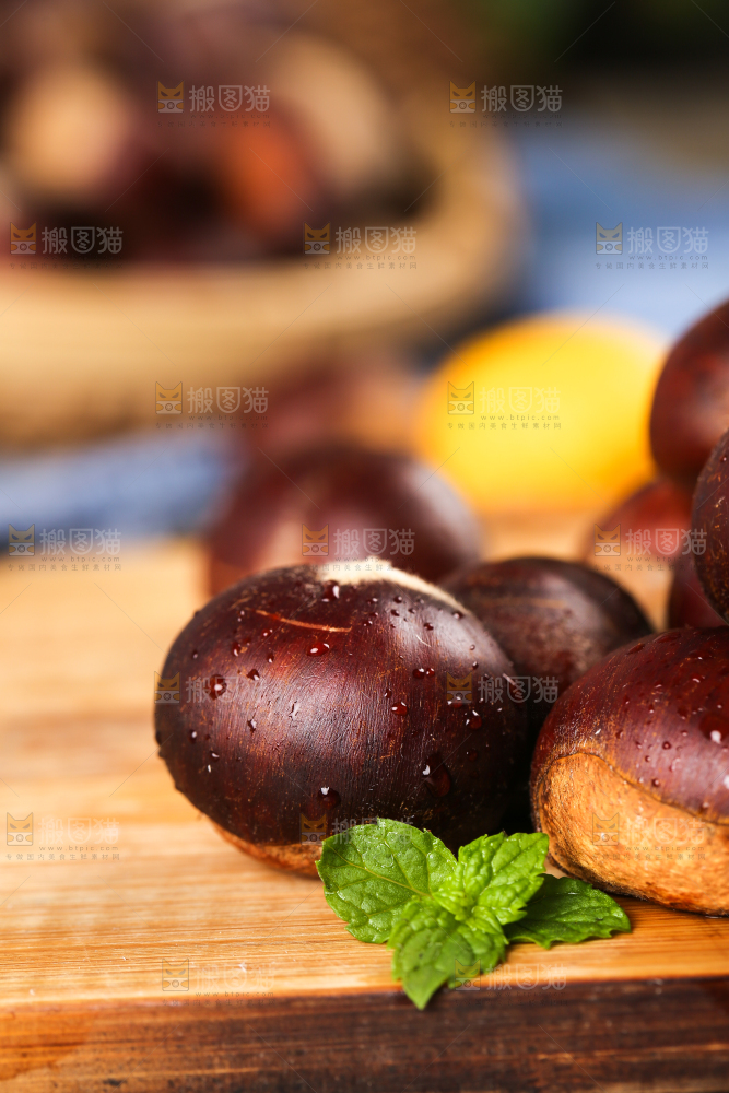 木板上放着一堆新鲜板栗