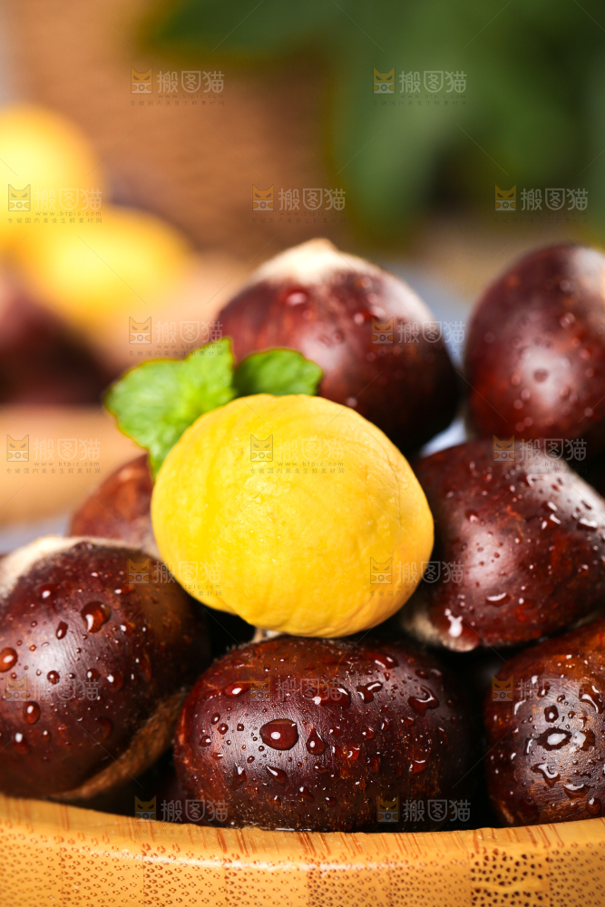 木板上一盘罗田板栗