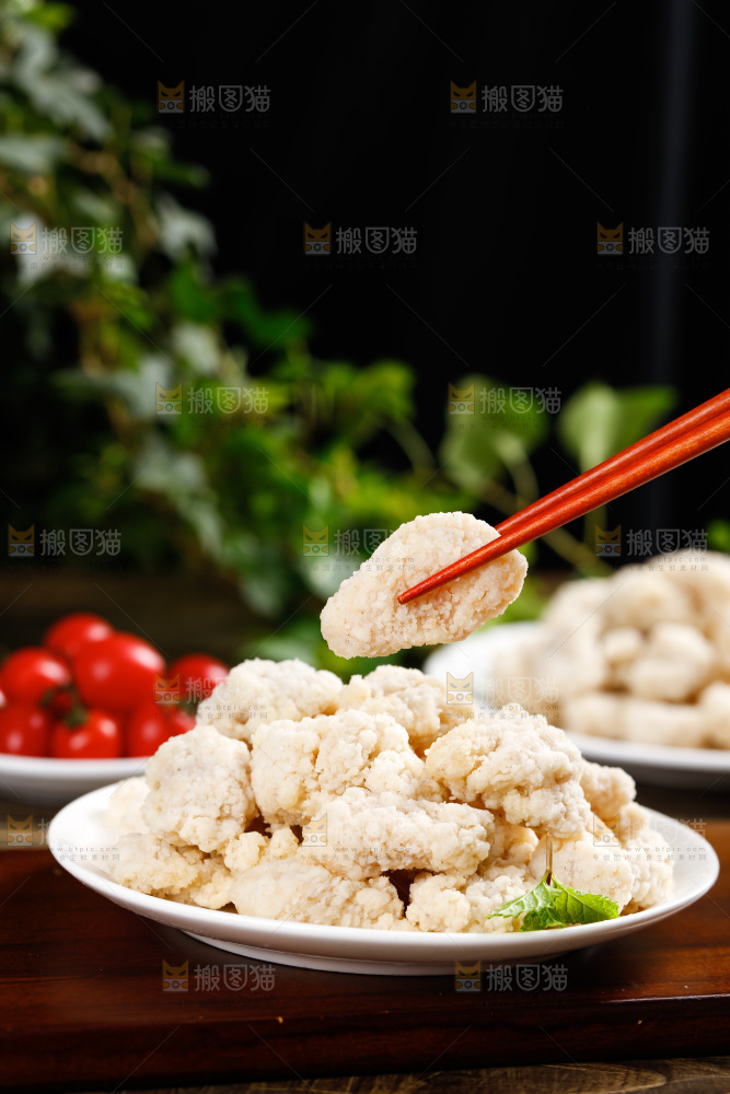 筷子上夹着鸡块