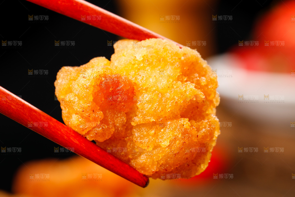 筷子上夹着香脆鸡米花