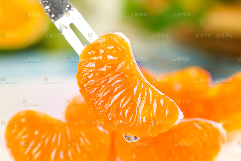 叉子上插着蜜桔果肉