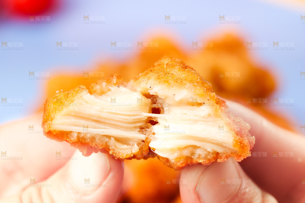 手上拿着盐酥鸡