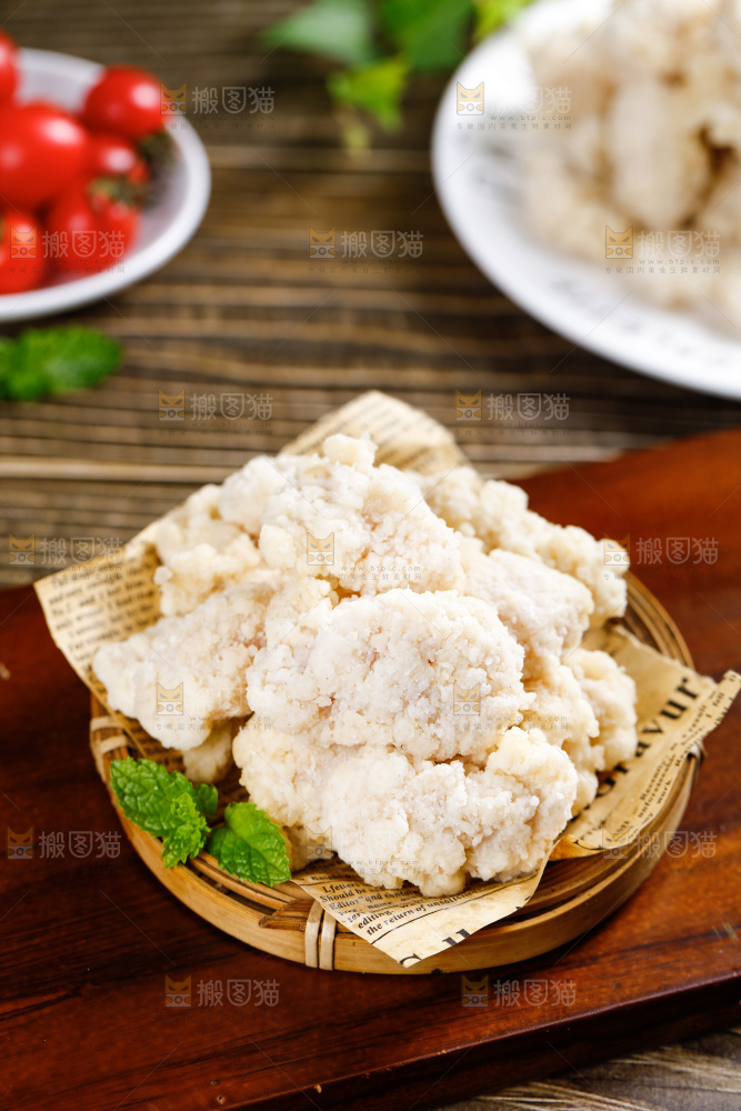 木板上篮子里的自制鸡米花