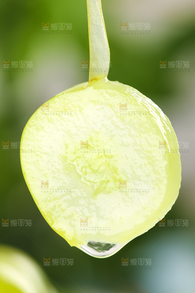 一个撕开皮的青提