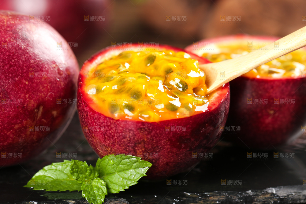 黑底上的百香果和勺子上挖着百香果果肉