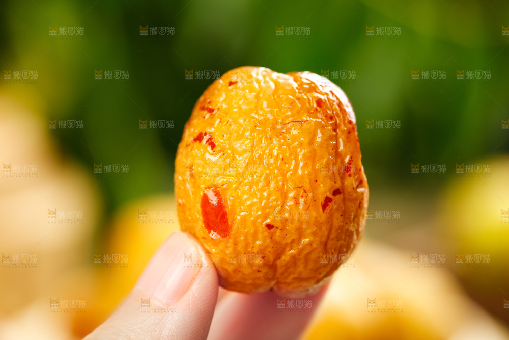 手上拿着熟的冬枣