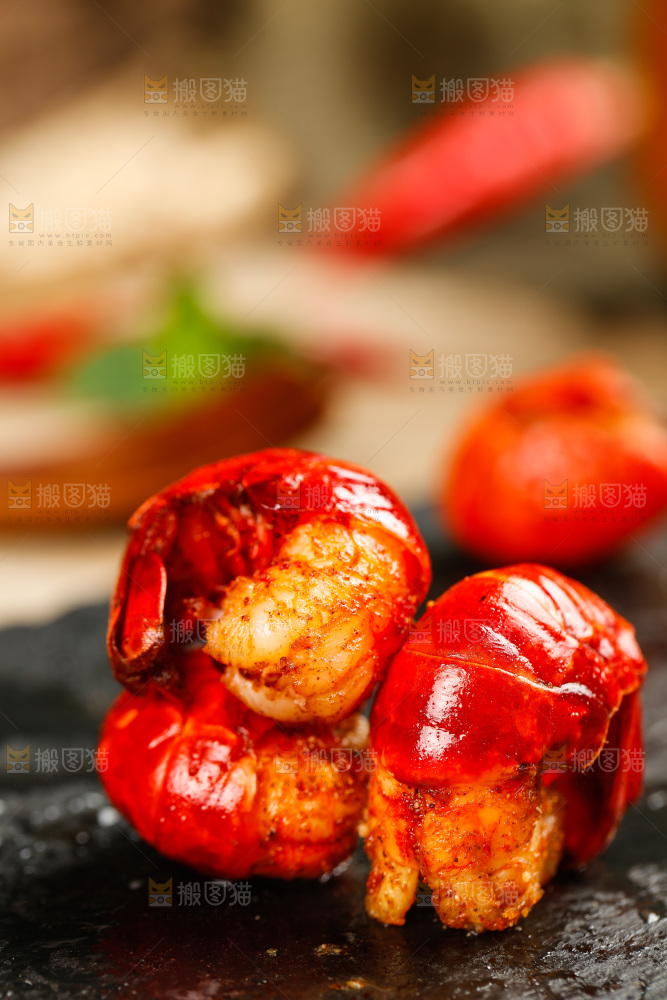 黑底上放着熟食的虾球