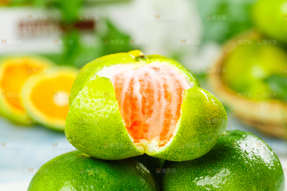 白底上的青皮蜜橘