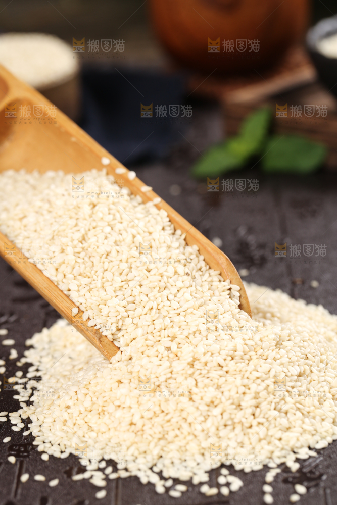黑底上勺子里挖着脱皮白芝麻