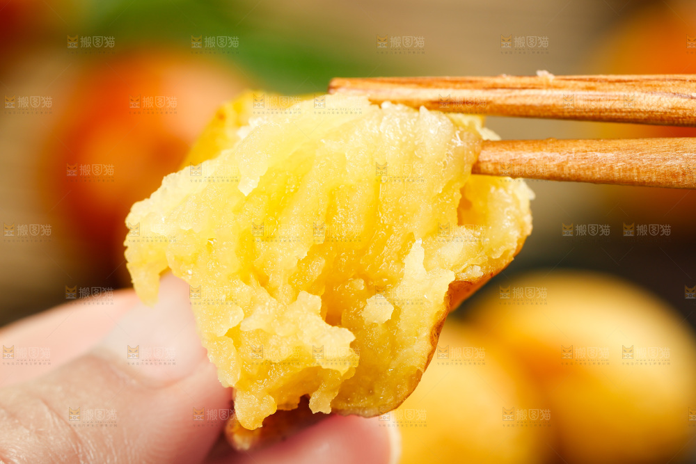 筷子上夹着冬枣果肉