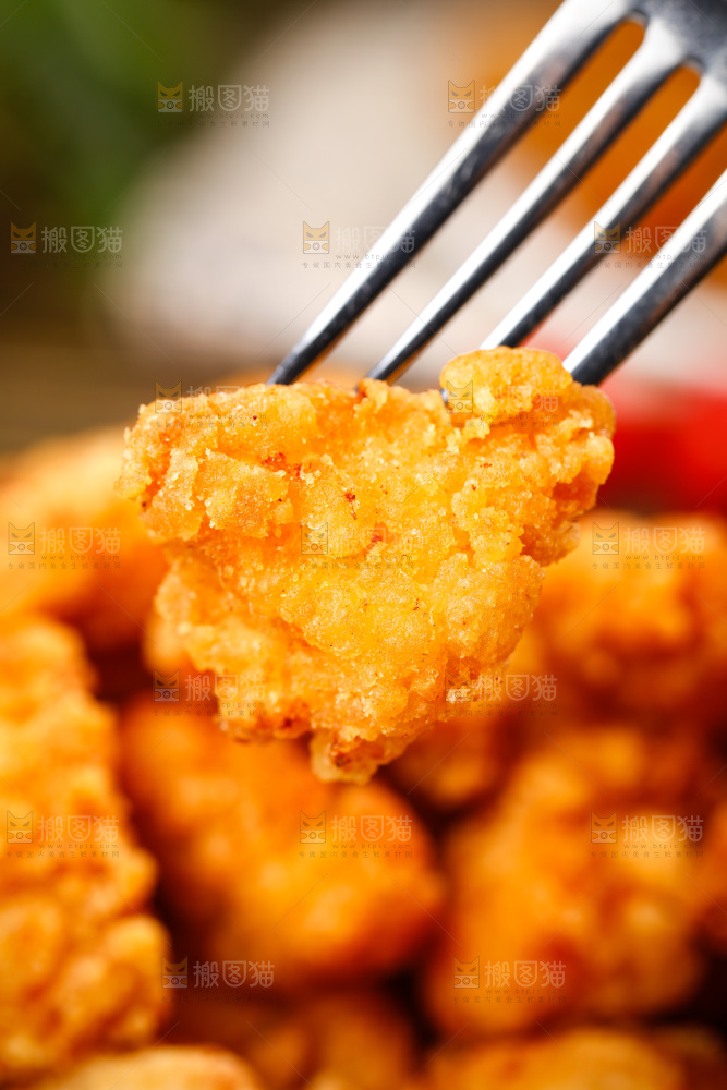 叉子上插着着盐酥鸡