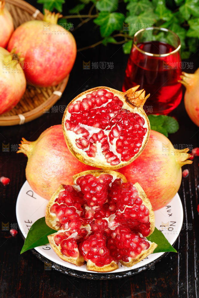 黑底上放着一盘突尼斯石榴