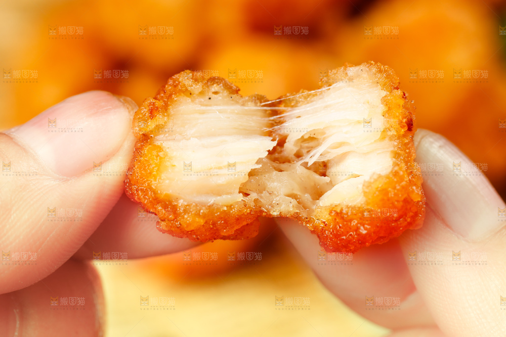 手上撕着鸡米花