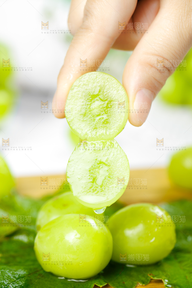 手上拿着无籽青提