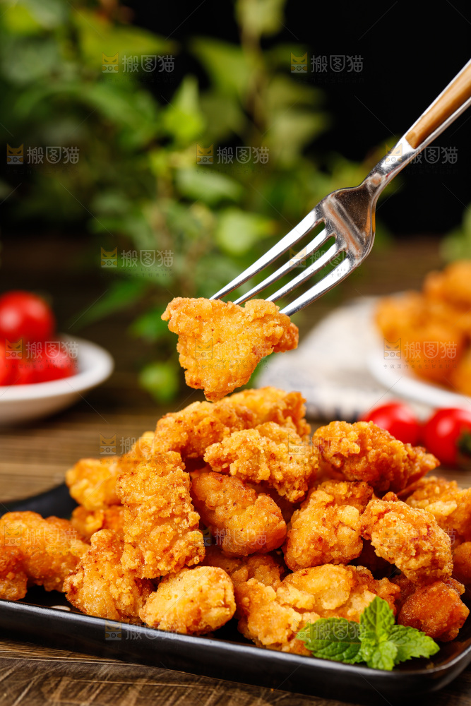 叉子上插着着盐酥鸡