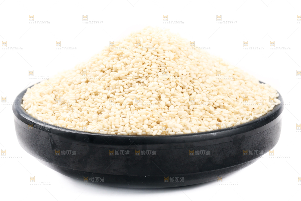 白底上碗里装着生芝麻