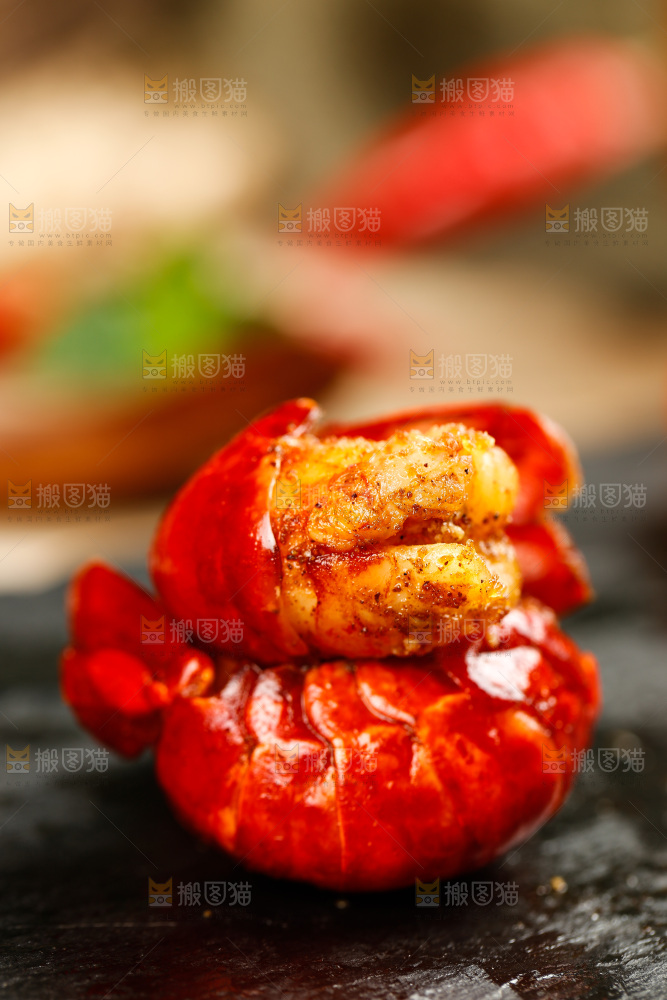 黑底上即食的虾尾