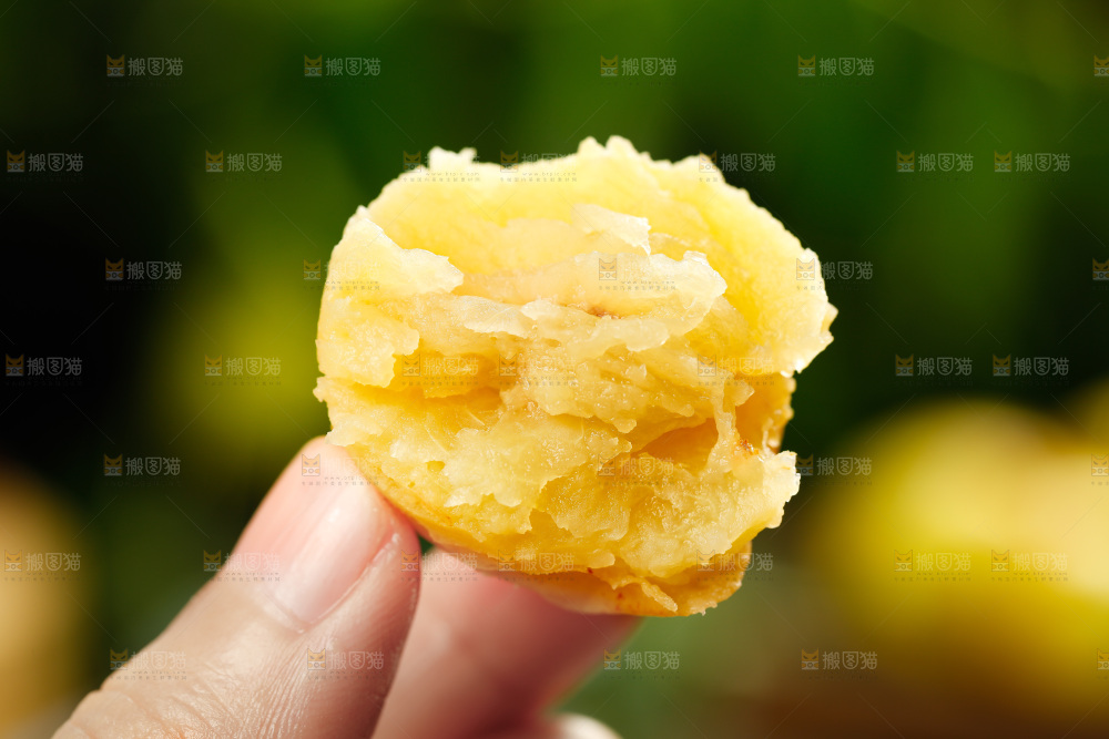 手上拿着熟的冬枣