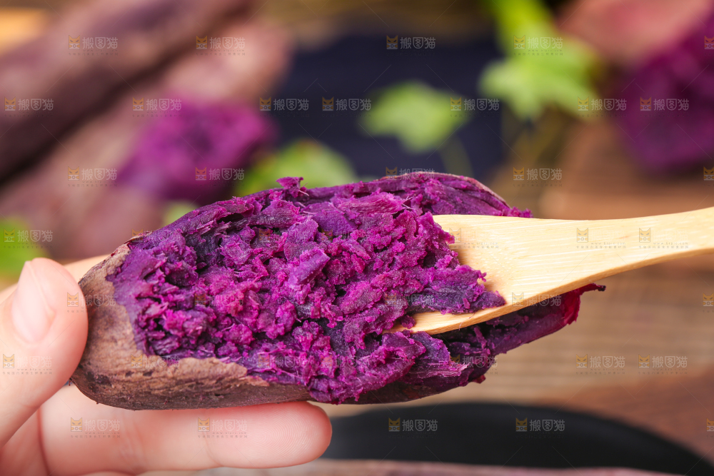 勺子上挖着紫薯