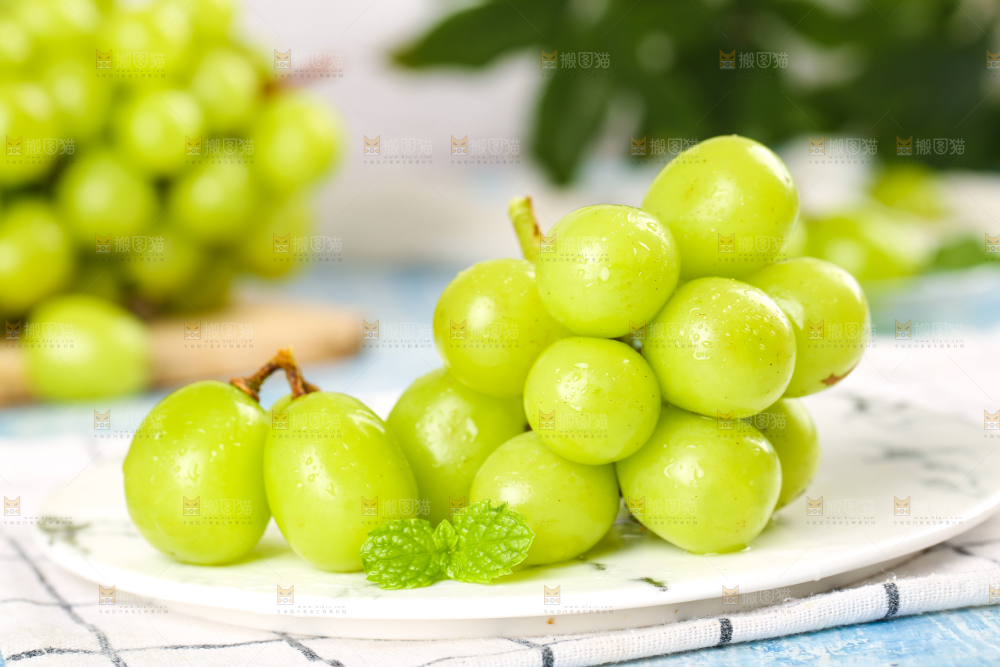 盘子里的阳光玫瑰葡萄
