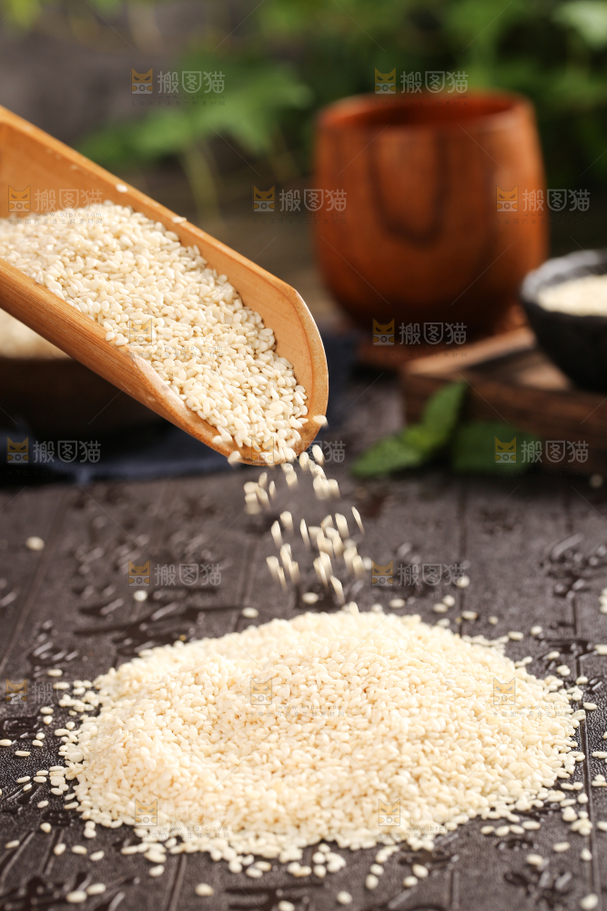 黑底上勺子里挖着脱皮白芝麻