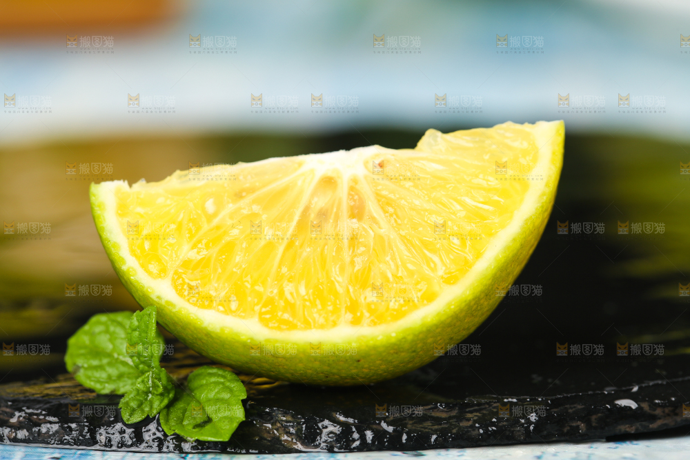黑底上的皇帝柑果肉