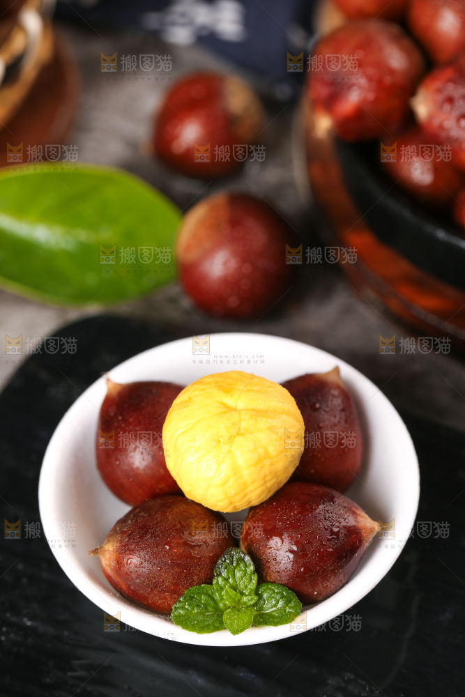 黑底上放着一碟锥栗