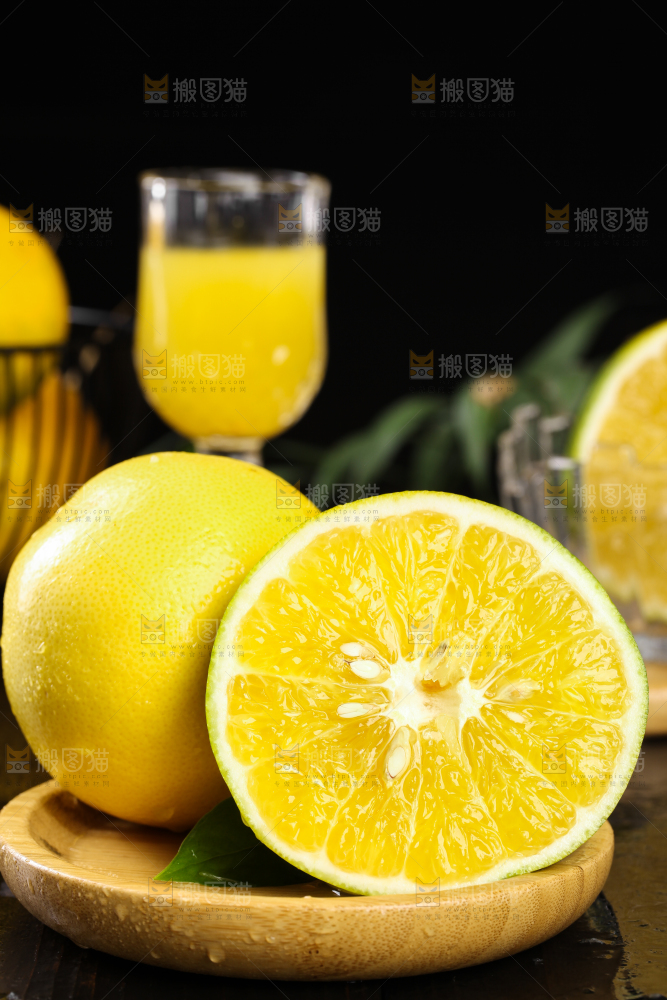 木盘里放着鸡尾葡萄柚