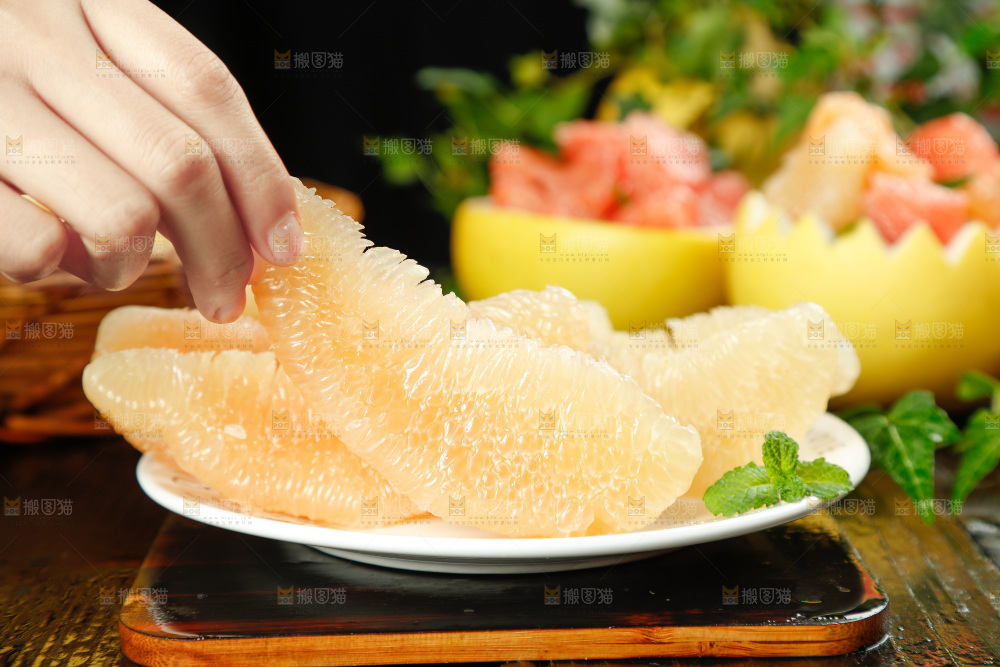 深底上的蜜柚果肉