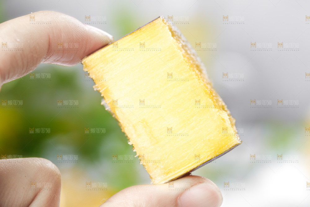 手上拿着一块甘蔗