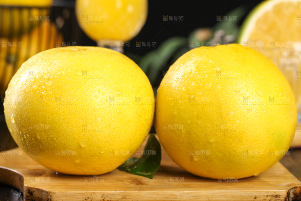 木板上放着葡萄柚