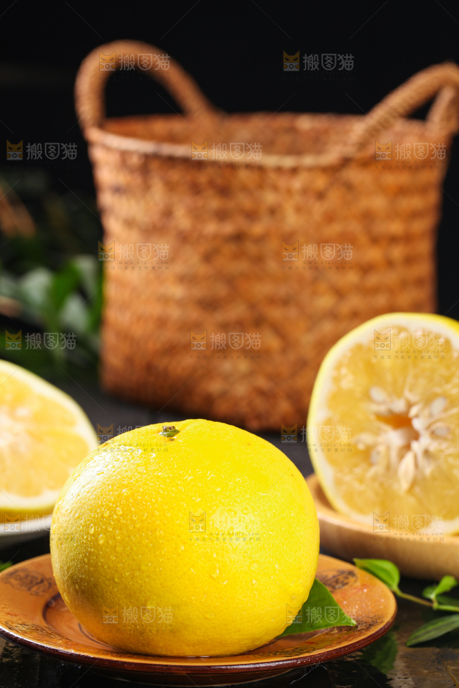 盘子里的葡萄柚