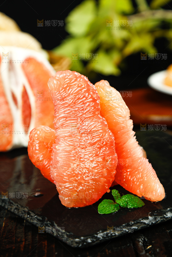黑底上的泰国红心蜜柚果肉