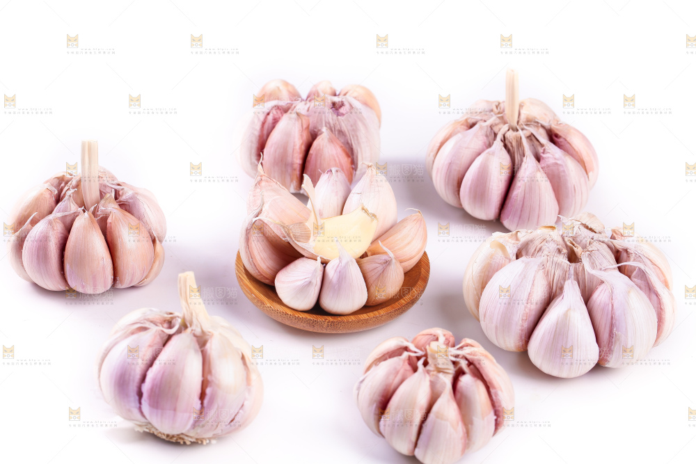 白底上的大蒜