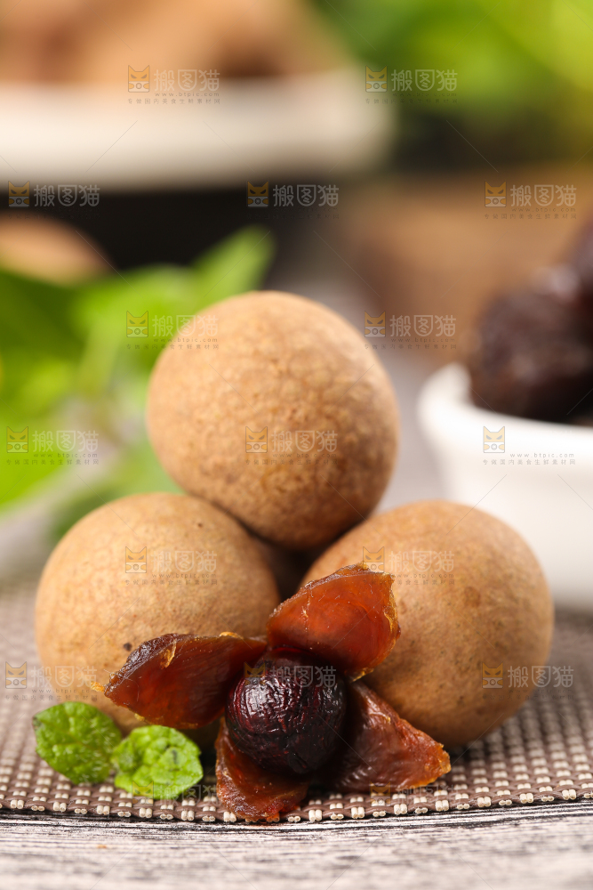 格子底上的干龙眼