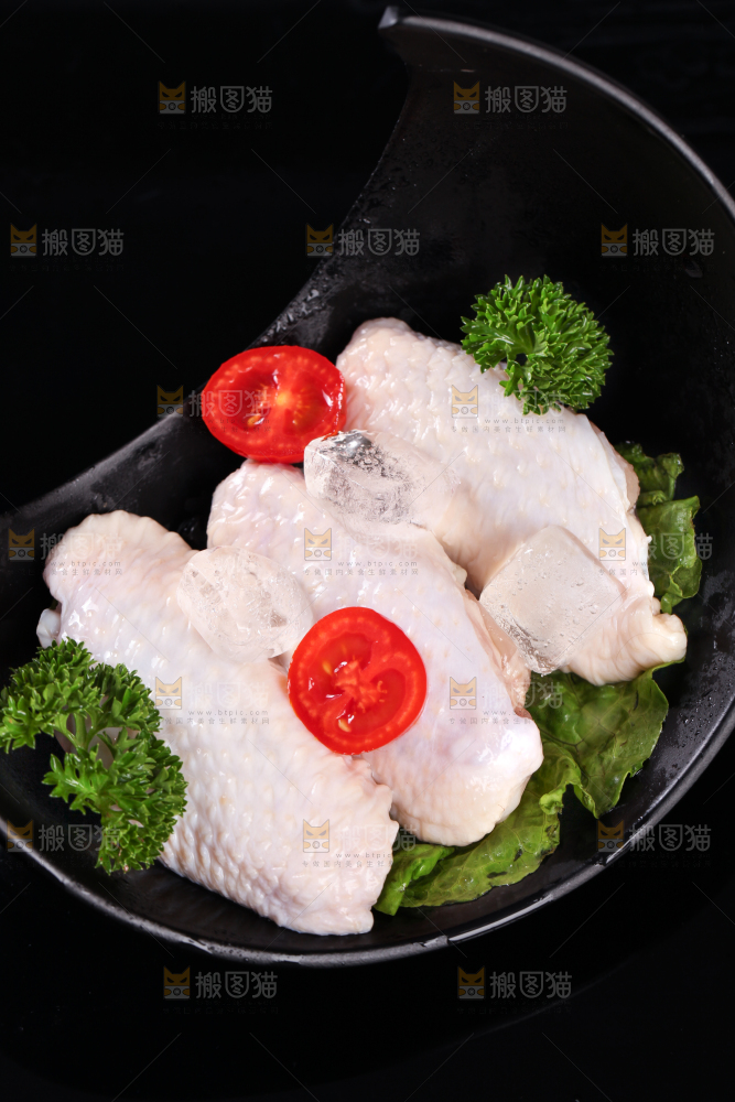黑底上一盘冷冻的鸡中翅
