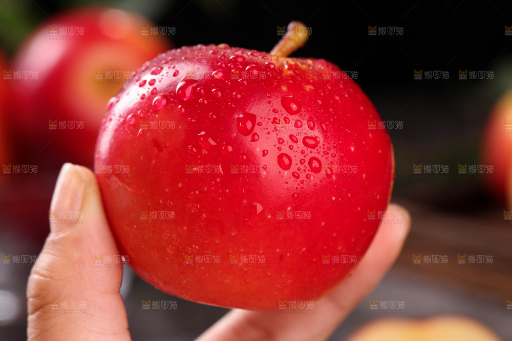 手上拿着火箭苹果