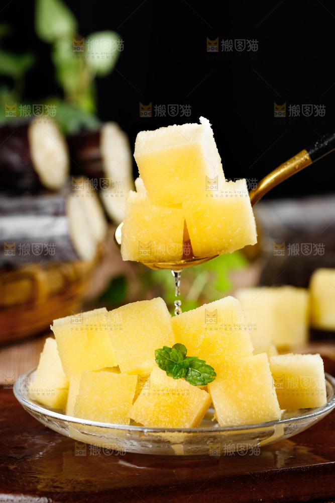 勺子上挖着甘蔗果肉