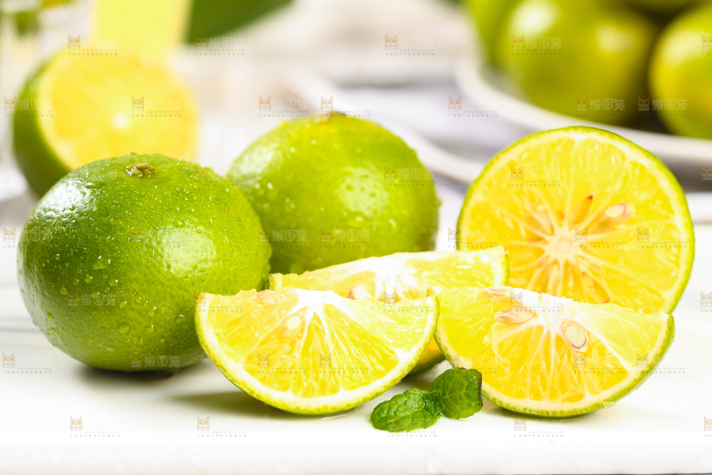 白石板上的皇帝贡柑和皇帝柑果肉