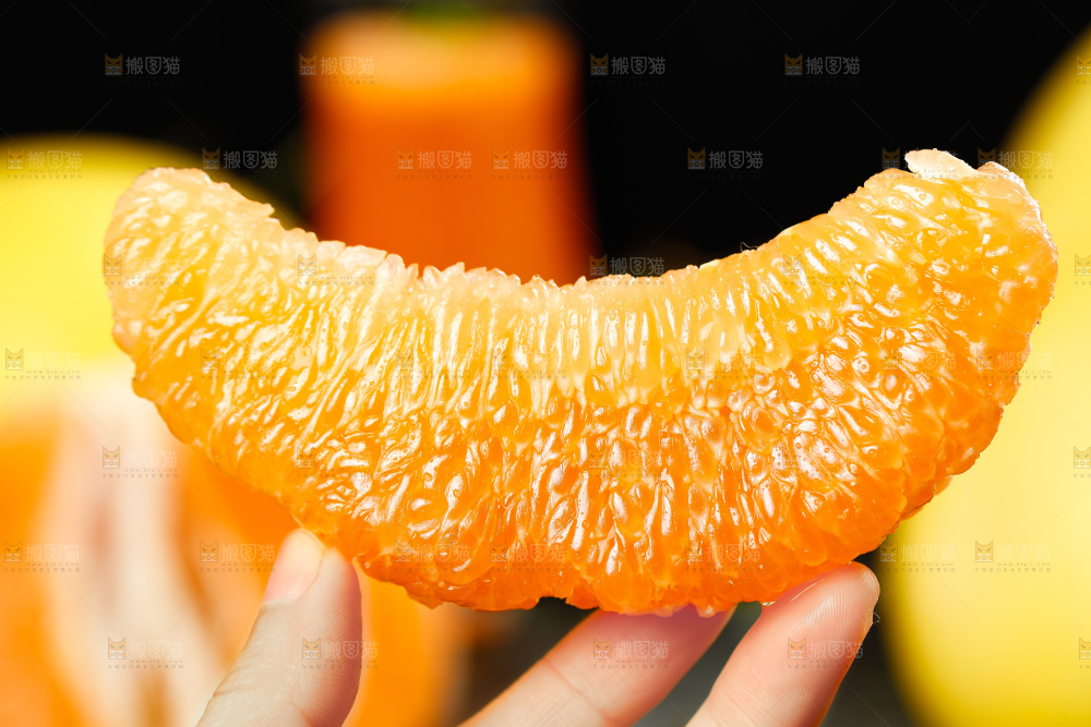 手上拿着黄金柚子果肉