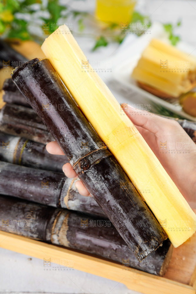 手上拿着甘蔗