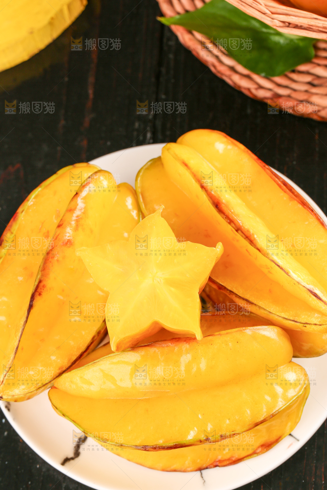 黑底上放着一盘福建漳州杨桃