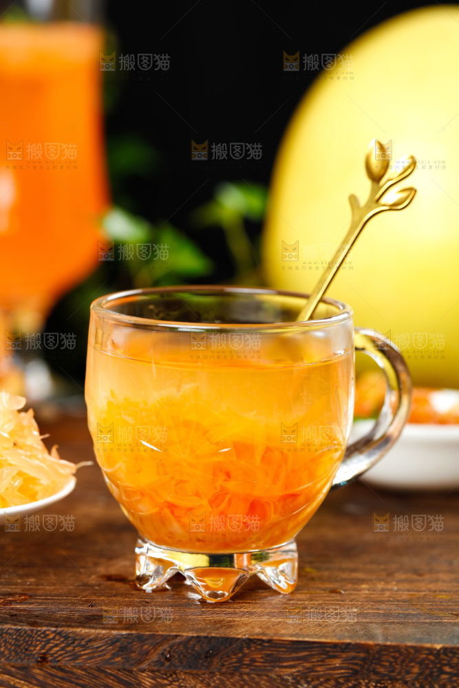 深底上放着一杯蜜柚水