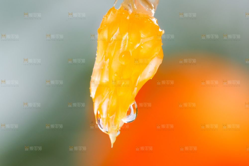 手上拿着橙子果粒