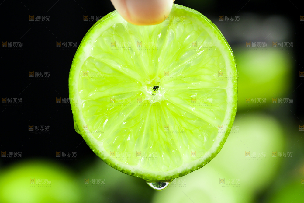 手上拿着无籽青柠檬
