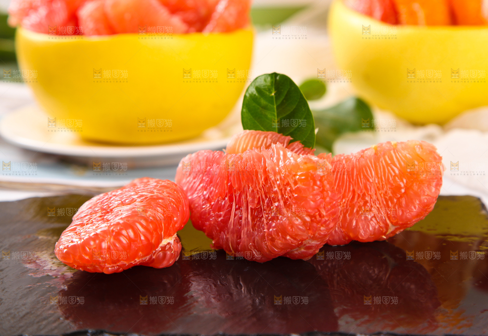 黑石板上放着三红柚果肉