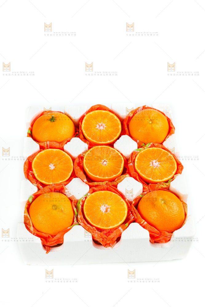 白底上放着一箱爱媛桔橙