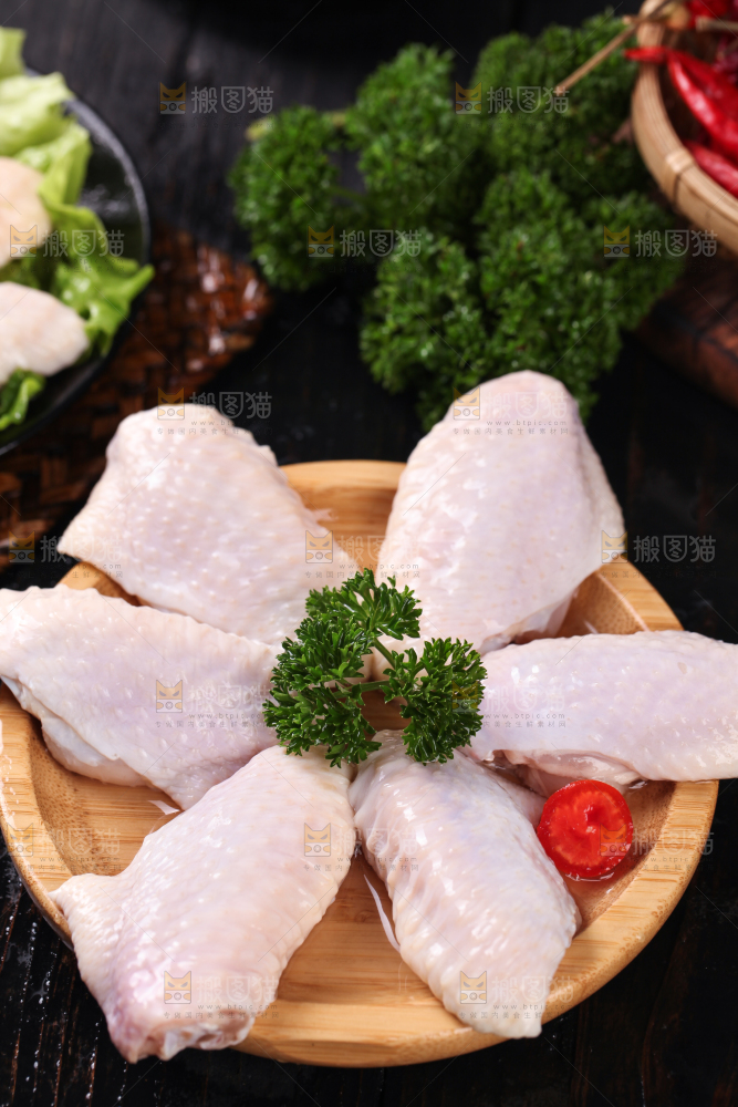 黑底上放着一盘鸡翅中