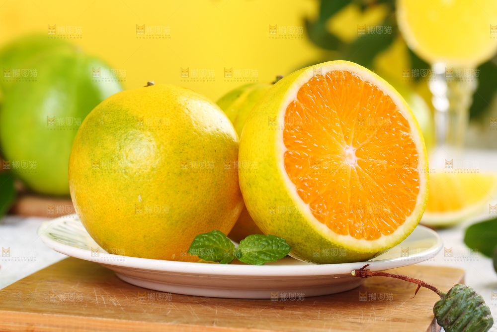 木板上放着一盘新鲜夏橙