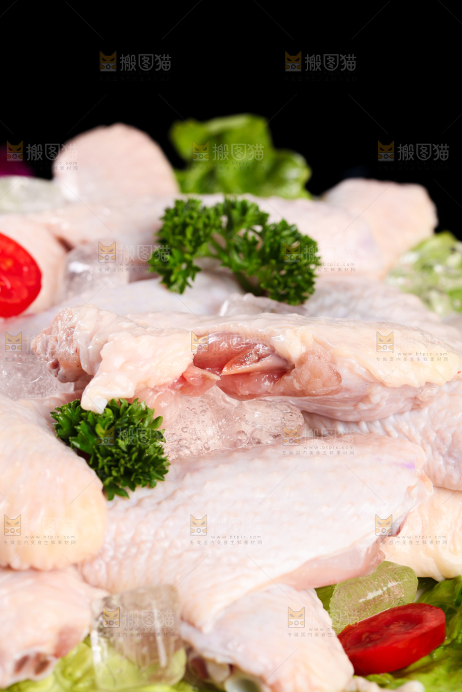 黑底上一盘冷冻的鸡中翅